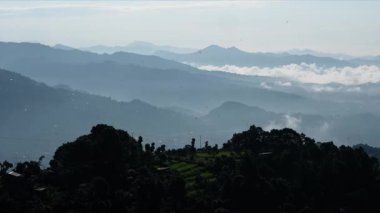 Dağ Vadisi 'ne doğru akan bulutlarla dolu zaman aralığı