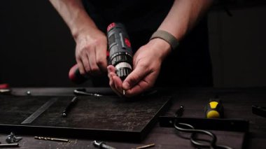 Usta Zanaatkar Modern Mobilyaları Atölyede Topluyor, El Yapımı Diy Hobi Konseptini somutlaştırıyor