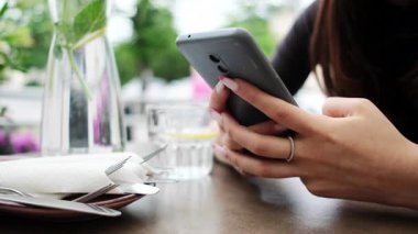 Bir kafede arkadaşlarla mesajlaşıp sohbet ediyorlar.