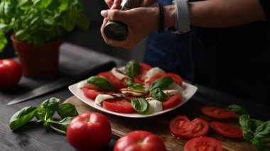 Taze sebzeli Caprese Salatasına Baharat Ekleyen Kız