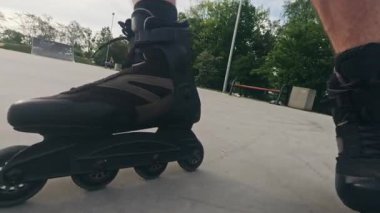 Adam patenle kayıyor, patenle kayıyor ve ekstrem parkta numaralar yapıyor.