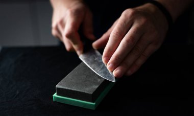 Erkek Eller Mutfak Bıçağını Su Taşı ile Keskinleştiren Adam Keskinleştiren Taş Kullanıyor