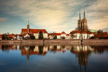 Wroclaw 'ın Oder Nehri' nden Tarihi Şehir Merkezi 'nin çarpıcı görüntüsü, Polonya' da gün batımında popüler bir cazibe