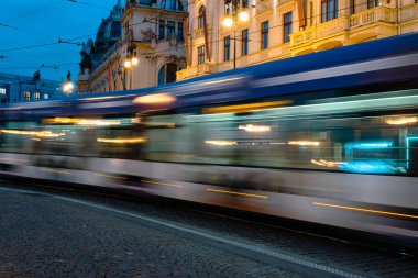 Tramvay Yolları Bir Gece Prag Caddesini Aydınlatıyor, Hızlı Hareket Eden Toplu Taşımacılık