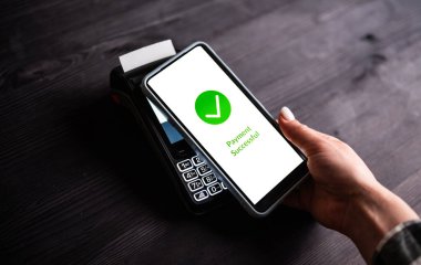 Akıllı Telefon Üst Görünümünde Kablosuz Uçbirim ile Ödeme Başarıyla Yapıldı