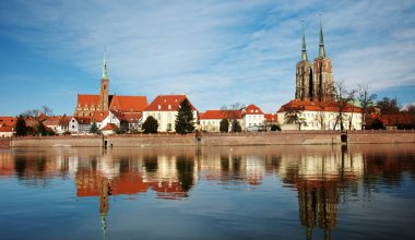 Wroclaw 'ın Oder Nehri' nden Tarihi Şehir Merkezi 'nin çarpıcı görüntüsü, Polonya' da popüler bir cazibe.
