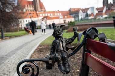 Küçük Bronz Cüce Heykeli Wroclaw 'daki bir bankta