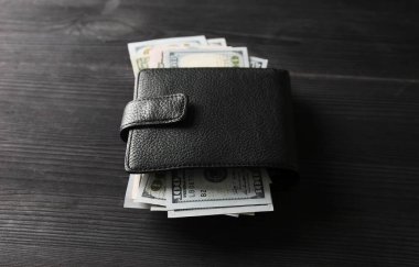 Üzerinde dolar olan büyük deri cüzdan.