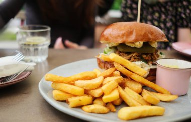 Aile fast food restoranında büyük boy biftek ve patates kızartması.
