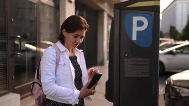 Araç parkının parasını temassız telefon ödemesiyle ödeyen kız
