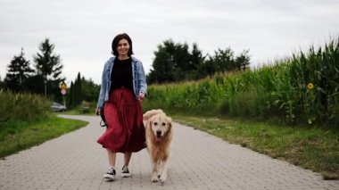 Gülümseyen Kız Altın Avcıyla Yürüyor Altın Avcı Köpeği