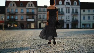 Avrupa 'nın Tarihi Bölgesinde Yürüyen Elbiseli Genç Kadın, Rüzgarda Uçan Elbise