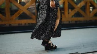 Avrupa 'nın Tarihi Bir Bölgesinde Yürüyen Kadın Ayakları, Sokaklarda Dolaşan Şık Bir Kızın Bacakları