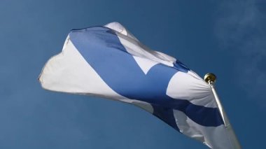 Finlandiya 'da Gökyüzü Arkaplanına Karşı Bayrak Dalgalanması