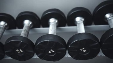 Spor salonundaki ağırlıklar, vücut geliştirme ve dayanıklılık eğitimi için ekipman.