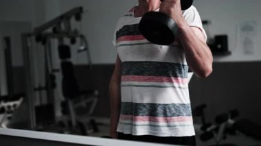 Spor Salonunda Güç ve Sağlık İçin Dambıllı Erkek Eğitimi