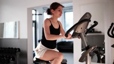 Spor salonunda bisiklet eğitmeni olan bir kız, spor salonuna ve sağlığa odaklanıyor.