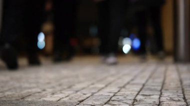 Alışveriş merkezi girişi: İnsanlar gelir ve çıkar, Ayaklar Ayakkabı Geçişi Hızlıca, Düşük Açı Vuruşu