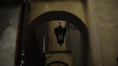 Orta Çağ Avrupa Binası Dar Bir Caddede, Orta Varşova Caddesi