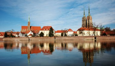 Wroclaw 'ın Oder Nehri' nden Tarihi Şehir Merkezi 'nin çarpıcı görüntüsü, Polonya' da popüler bir cazibe.
