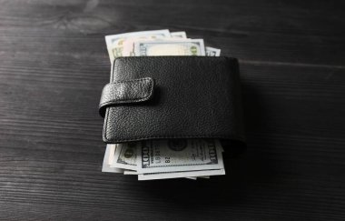Üzerinde dolar olan büyük deri cüzdan.