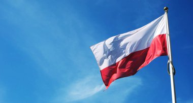 Polonya Ulusal Bayrağı Gökyüzü Arkaplanına Karşı Bir Direkte Dalgalanıyor