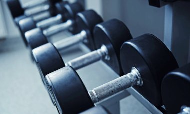 Spor salonundaki ağırlık kaldırma ve vücut geliştirme için dambıllar.