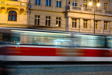 Tramvay Yolları Bir Gece Prag Caddesini, Hızlı Hareket Eden Şehir Elektrik Taşımacılığını Aydınlatıyor