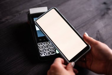 NFC Ödeme İşlemi İçin Kablosuz Terminalinde Beyaz Ekran Üzerinde Akıllı Telefonu Olan Kadın