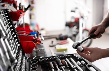 Otomatik Tamirci Otomatik Anahtarı ve Loket Aletleri Garajda