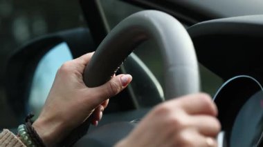 Otobanda direksiyonda el ele tutuşan kız. Yaklaş.