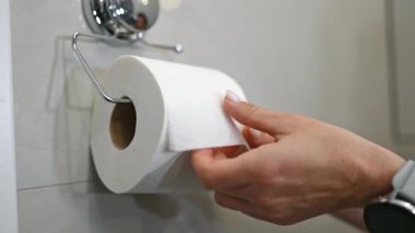 Kadın Elleri Tuvalet Kağıdını ve Tuvaleti Yırttı