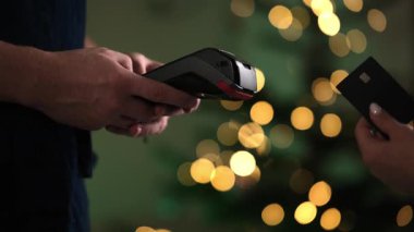 Garson, Ödemeleri Kredi Kartı Terminali ve Parmak izi Fişi ile İşliyor