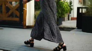 Avrupa 'nın Tarihi Bir Bölgesinde Yürüyen Kadın Ayakları, Sokaklarda Dolaşan Şık Bir Kızın Bacakları