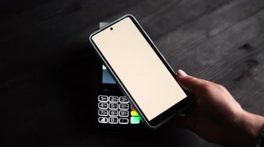 Akıllı Telefon Üst Görünümünde Kablosuz Uçbirim ile Ödeme Başarıyla Yapıldı