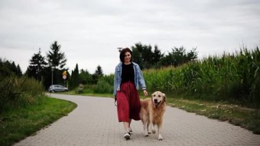 Kadın Sahibi Altın Avcı 'yla Yürüyor Altın Avcı Köpeği