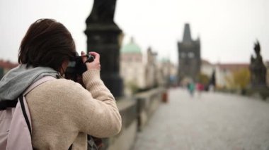 Kız, Charles Köprüsü 'nün İnanılmaz Fotoğraflarını Yakalıyor: Prag Gizemli Görüş Açıldı