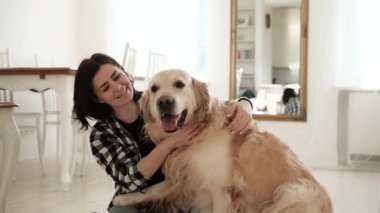 Mutlu Kadın Sarılıyor ve Sevimli Altın Köpeği Aydınlık Oda 'da Evcilleştiriyor