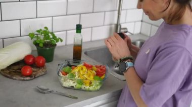 Akşam yemeğinde kadın tuzlama ve sebze pişirme salatası.