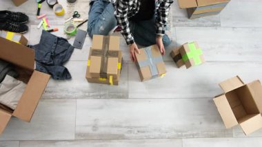 Kız Karton Kutuları Paketleyerek Taşınmaya Hazırlanıyor