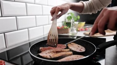 Somon, sağlıklı protein, Omega ve vitamin açısından zengin kırmızı bir balık, mutfakta fırında kızartılıyor.