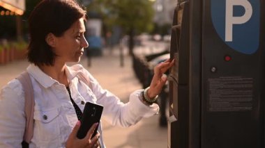 Şehir Otoparkmetre Otoparkında Araba Parası Veren Kız
