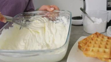 Belçika Waffle 'ları için kadın çırpma kremi