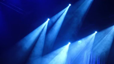Mavi Işık Işıkları Konser Sahnesini Aydınlatır