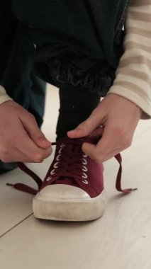 Bir Yerde Ayakkabı Bağcıklarını Bağlayan Küçük Kız, Dikey Video