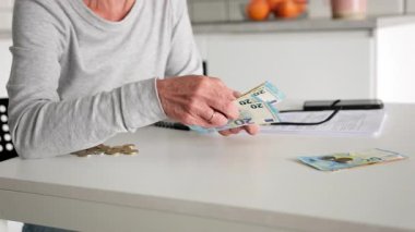 Avro Faturalarını Sayan Yaşlı Kadın Faturaları