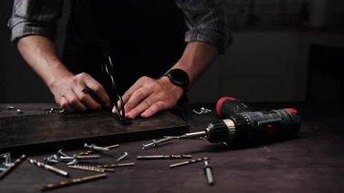 Marangoz stili, ev için el yapımı raflar, mutfak dahil.