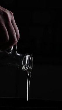 Bir yağ sürahisinden Yavaş Çekim Yağları Dökülüyor