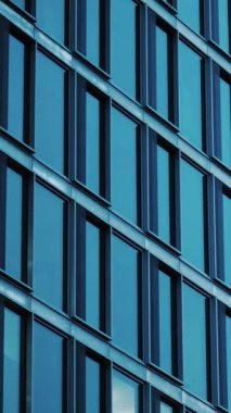 İş ve Finans cam kule ofis binası. Cam pencereleri gökyüzü manzaralı.