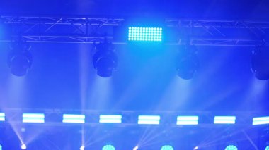 Hücre Işıkları Bir Işık Gösterisinde Konser Sahnesini Aydınlatıyor